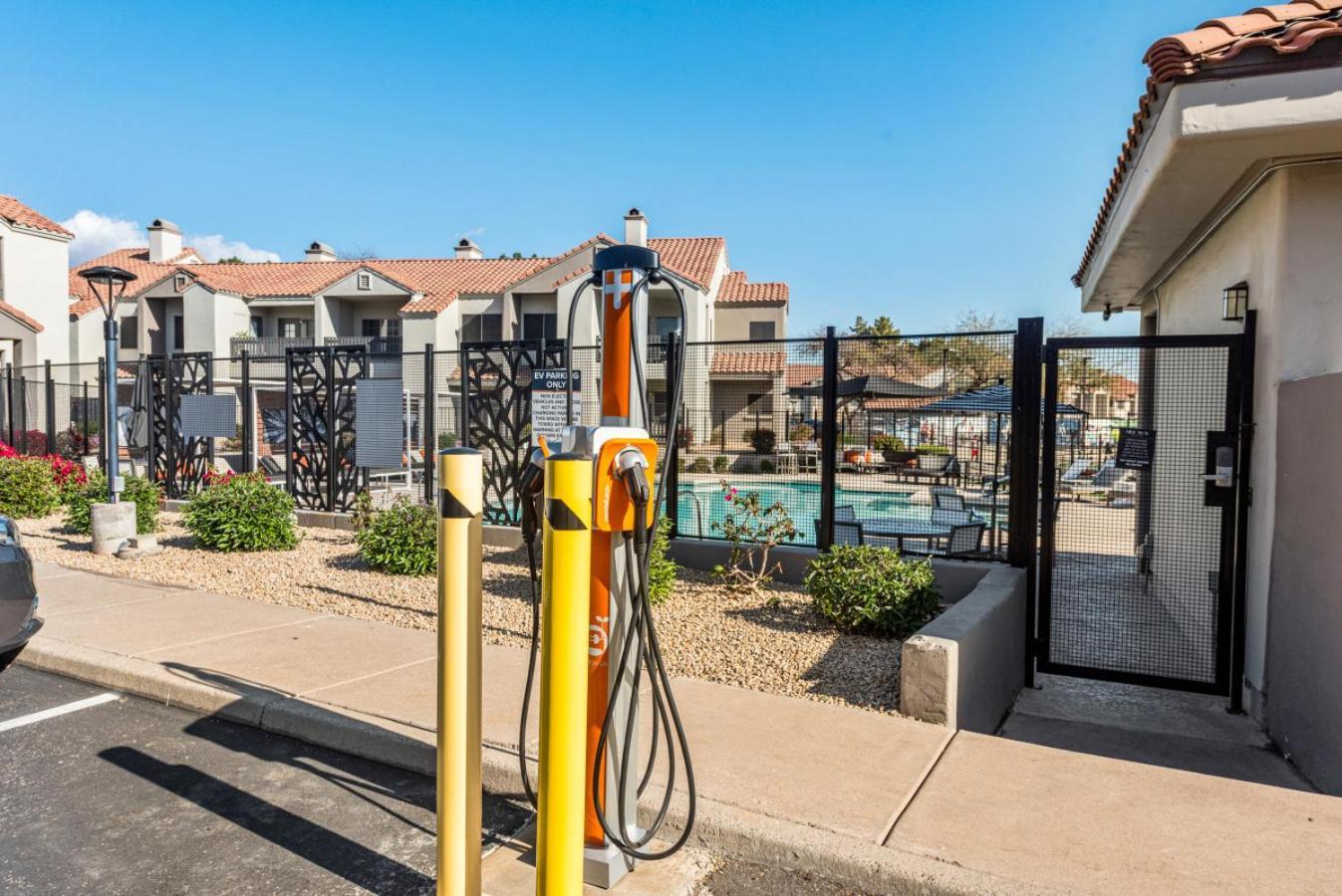 Apartment Stylish 2br-pool, Yoga Rm, Gym, Cabanas, Bbq,prkng