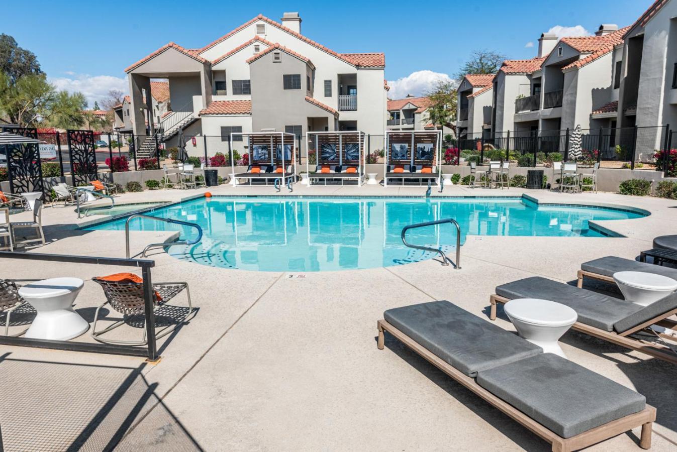 Stylish 2br-pool, Yoga Rm, Gym, Cabanas, Bbq,prkng Scottsdale