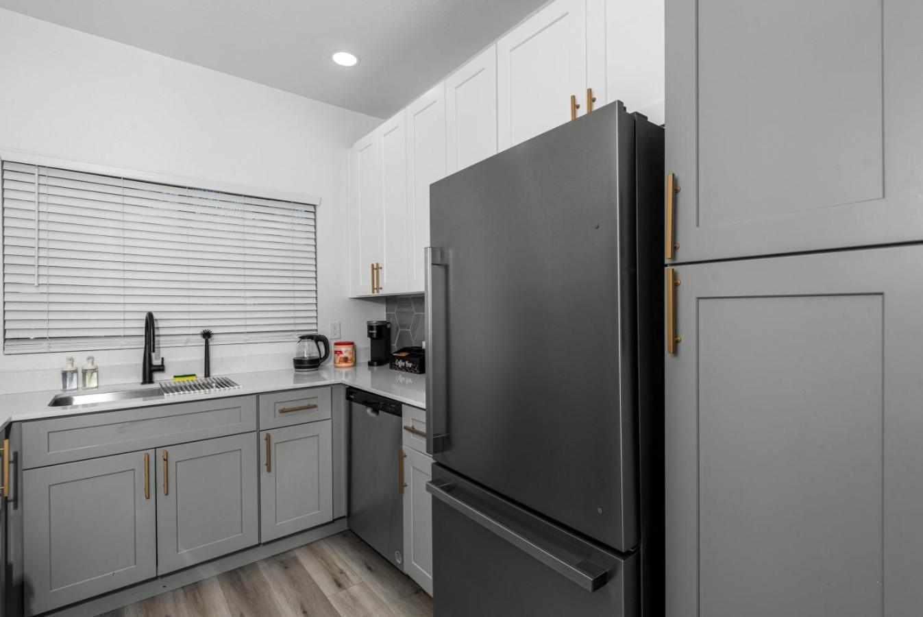 Stylish 2br-pool, Yoga Rm, Gym, Cabanas, Bbq,prkng