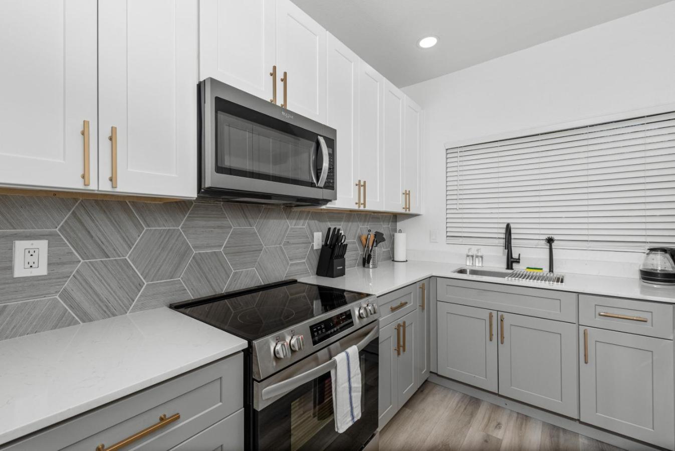 Apartment Stylish 2br-pool, Yoga Rm, Gym, Cabanas, Bbq,prkng *