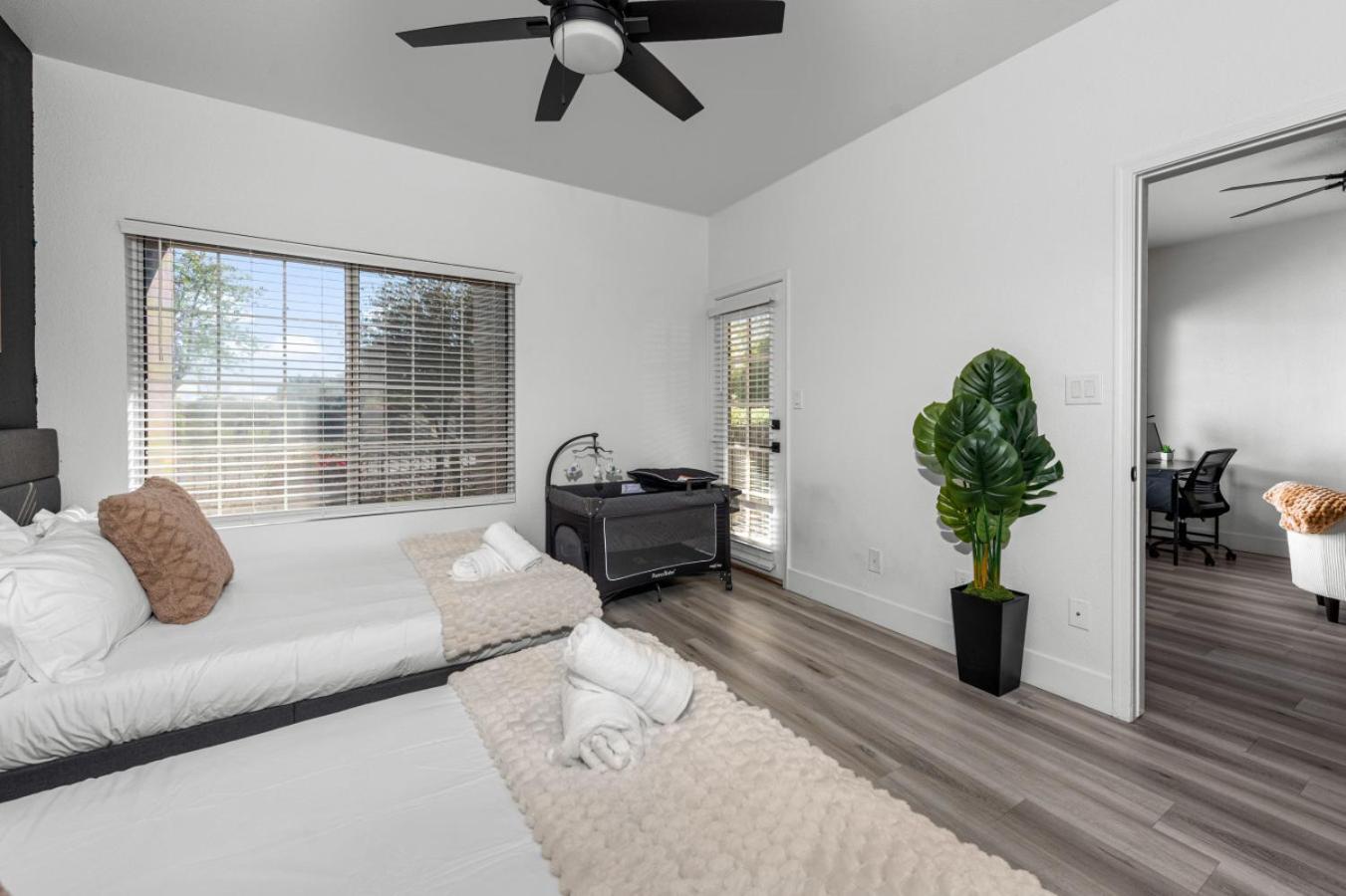 Stylish 2br-pool, Yoga Rm, Gym, Cabanas, Bbq,prkng Apartment